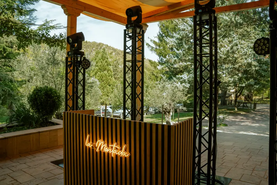 Estructura exterior del montaje con rigging completo, iluminación y canopia para la boda.