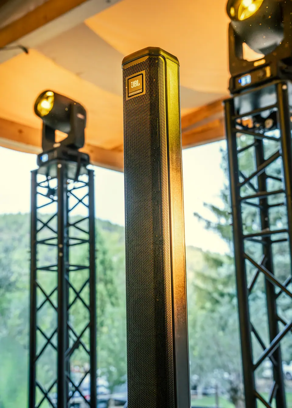 Rig de iluminación profesional colgante con vistas al paisaje exterior de la montaña.