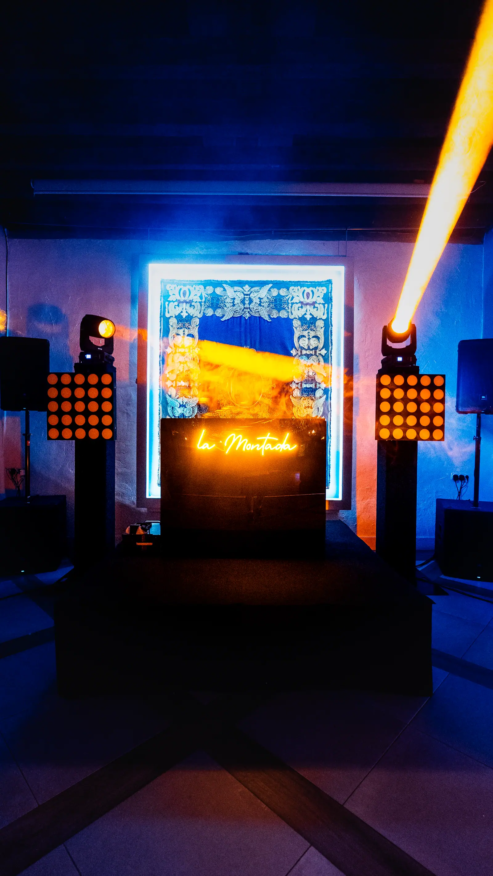 Pantalla LED e iluminación profesional de escena destacada en boda