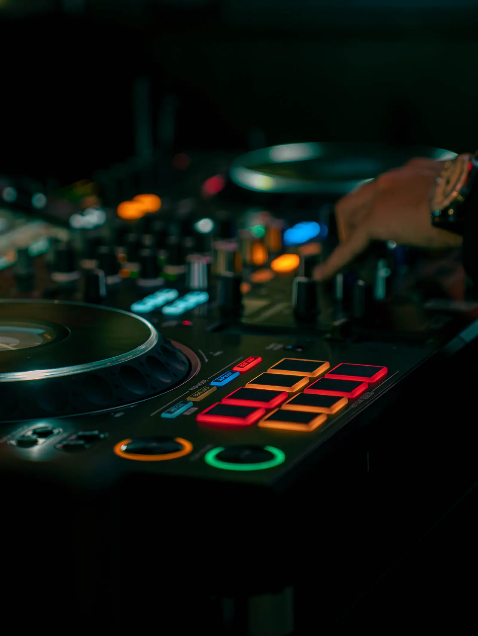 Equipo de DJ profesional con turntables y mezclador de sonido iluminados