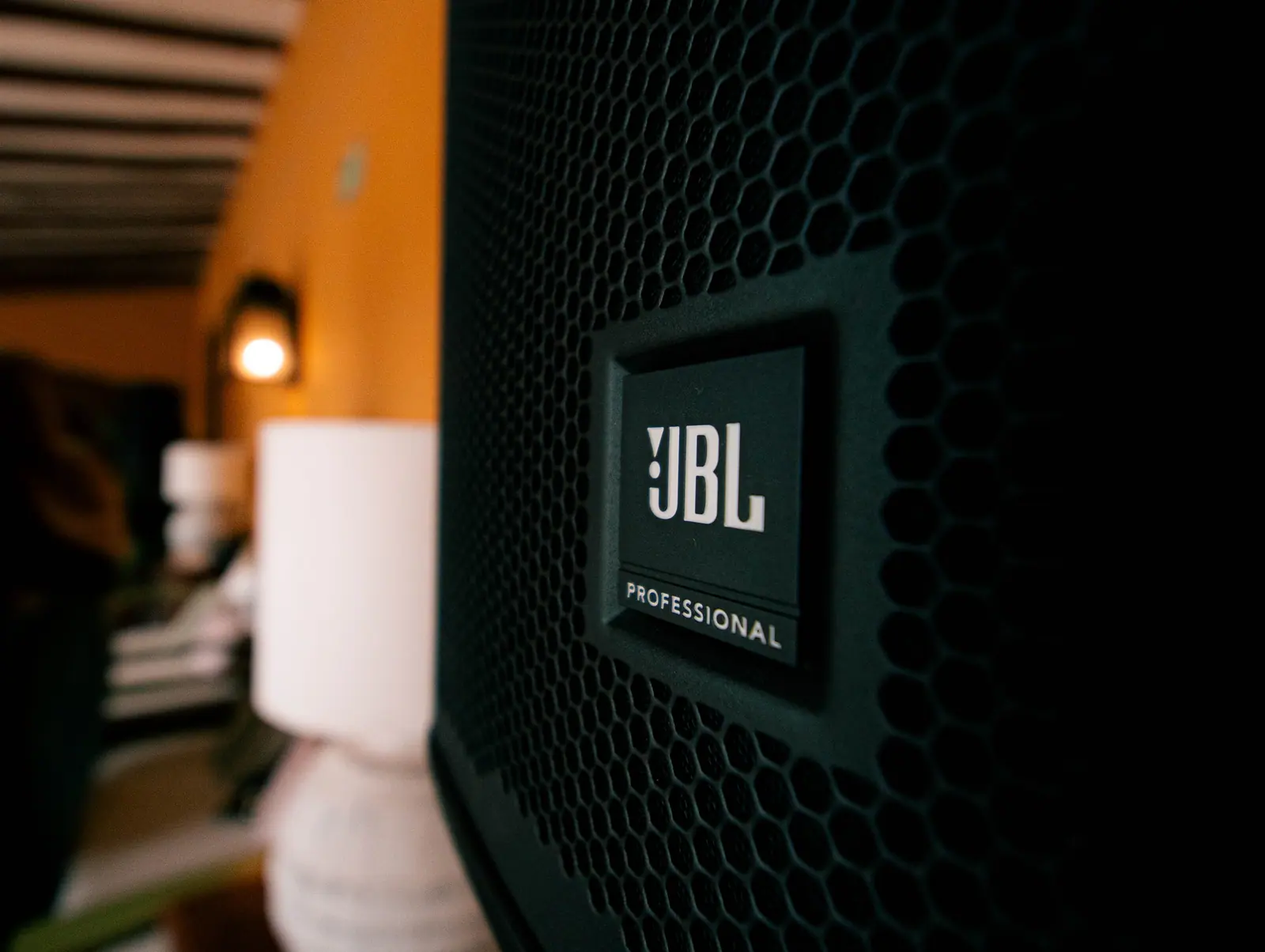 Equipo de sonido profesional JBL con branding de marca de audio premium