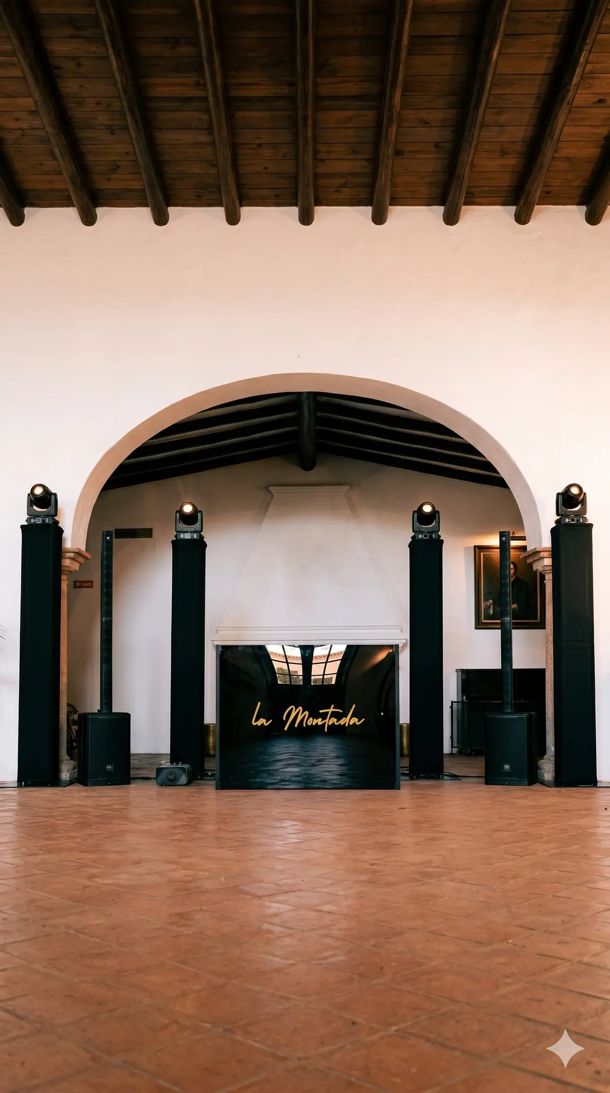 Montaje de iluminación y sonido con cabina de DJ en espacio arquitectónico limpio y elegante