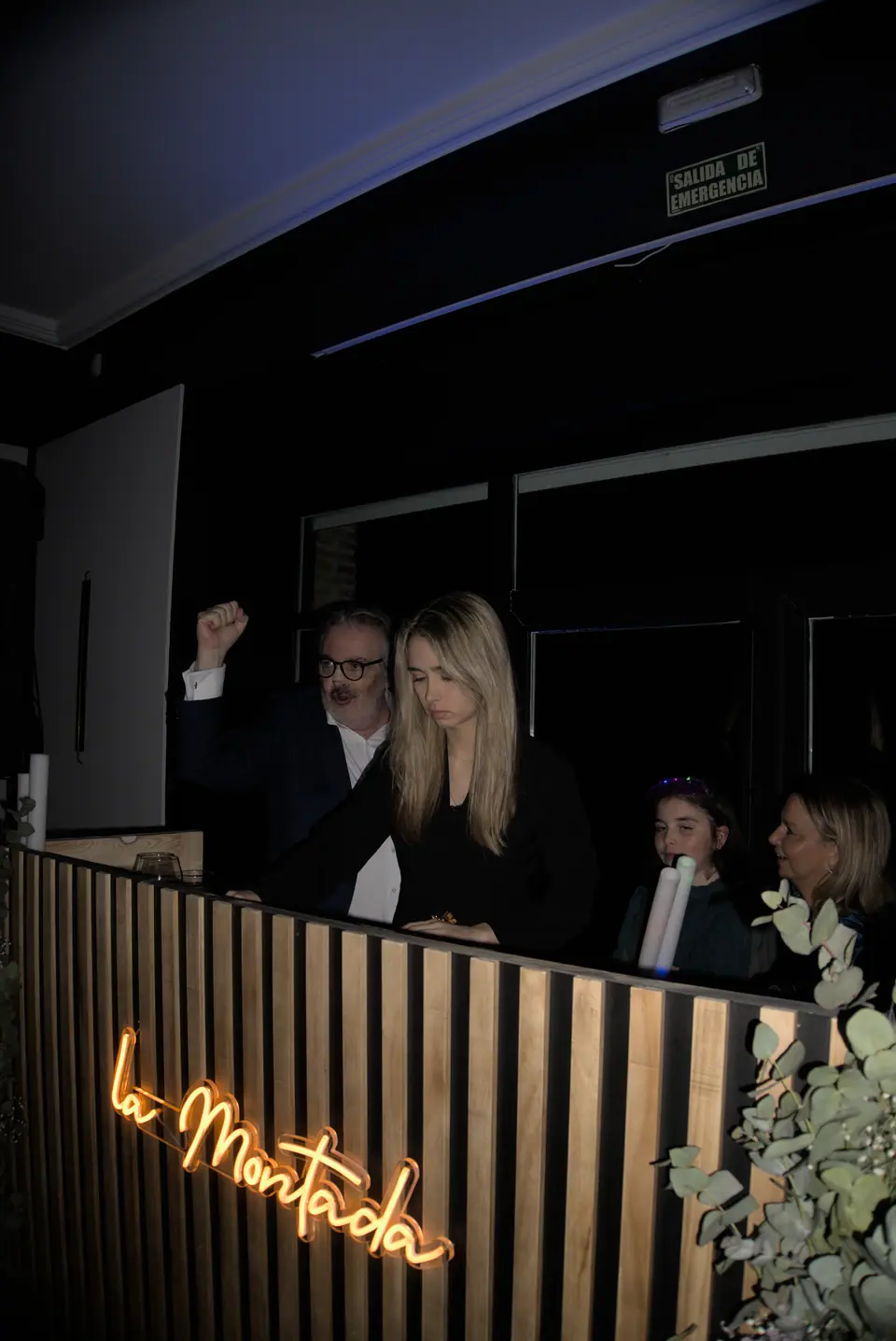Railing y neón de La Montada iluminado con ambiente cálido en espacio de evento