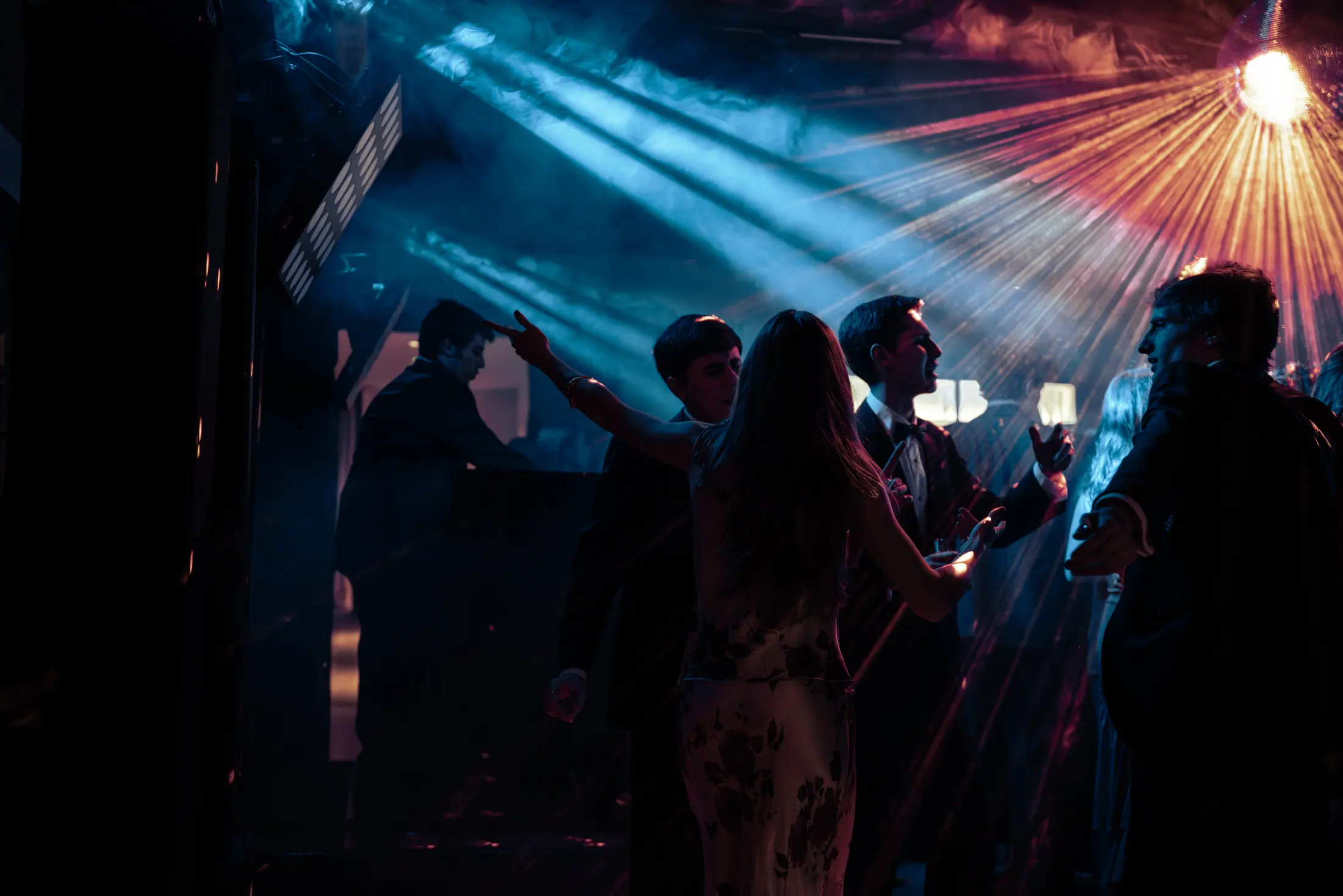 La pista de baile bajo haces de luz roja y azul en un evento
