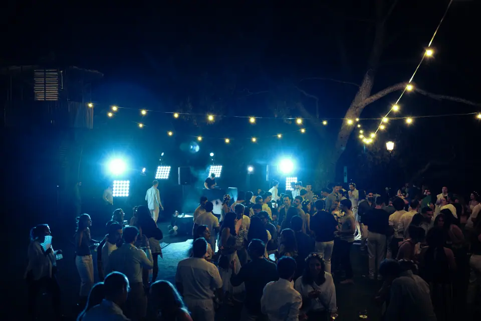 Escena nocturna con luces LED azules y bombillas decorativas, atmósfera de evento