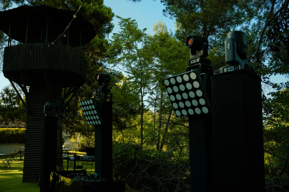 Montaje de rigging con grillas LED, estructura de equipamiento de producción