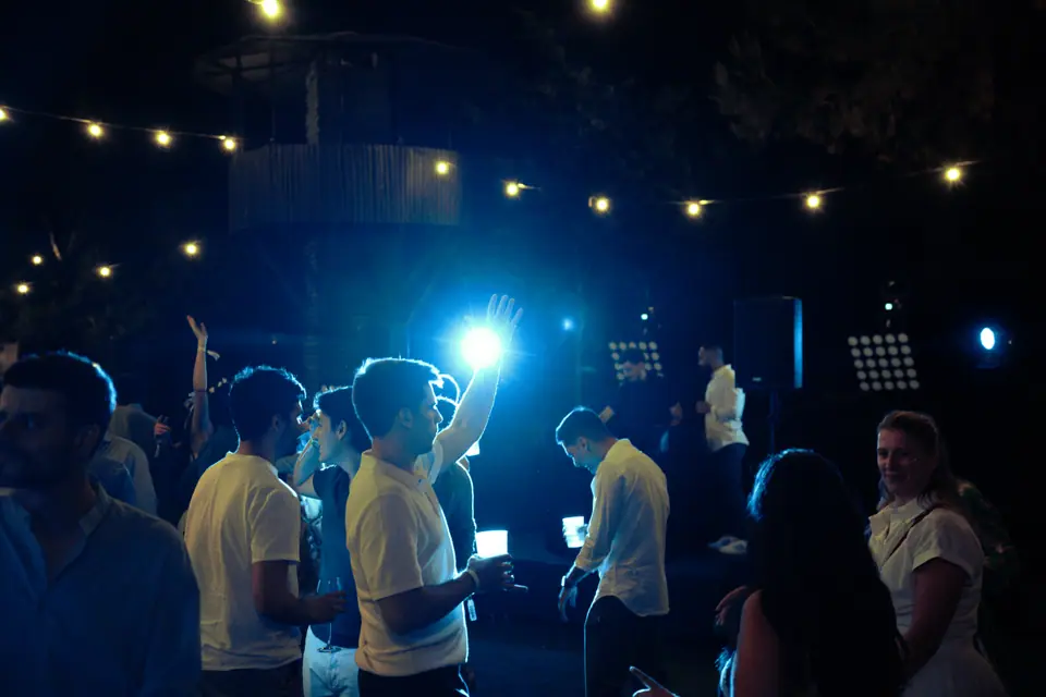 Multitud bajo luces azules de escena, producción de iluminación profesional