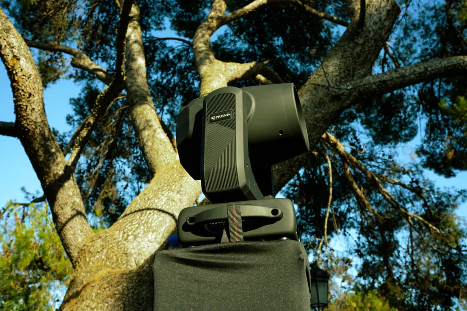 Proyector de luz en rama de árbol, equipo montado en naturaleza