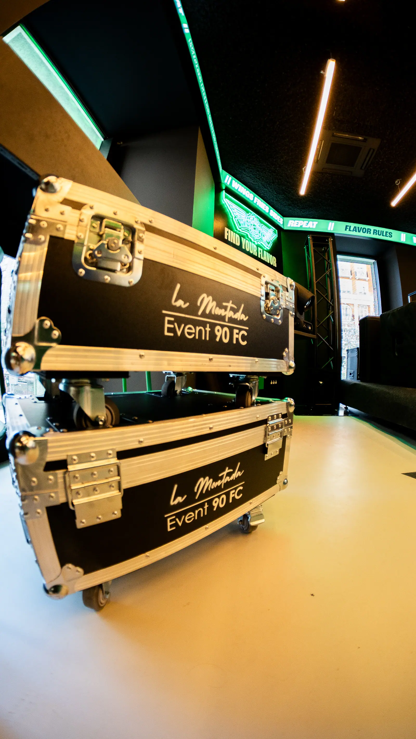 Cases de equipamiento La Montada apilados, infraestructura de sonido e iluminación