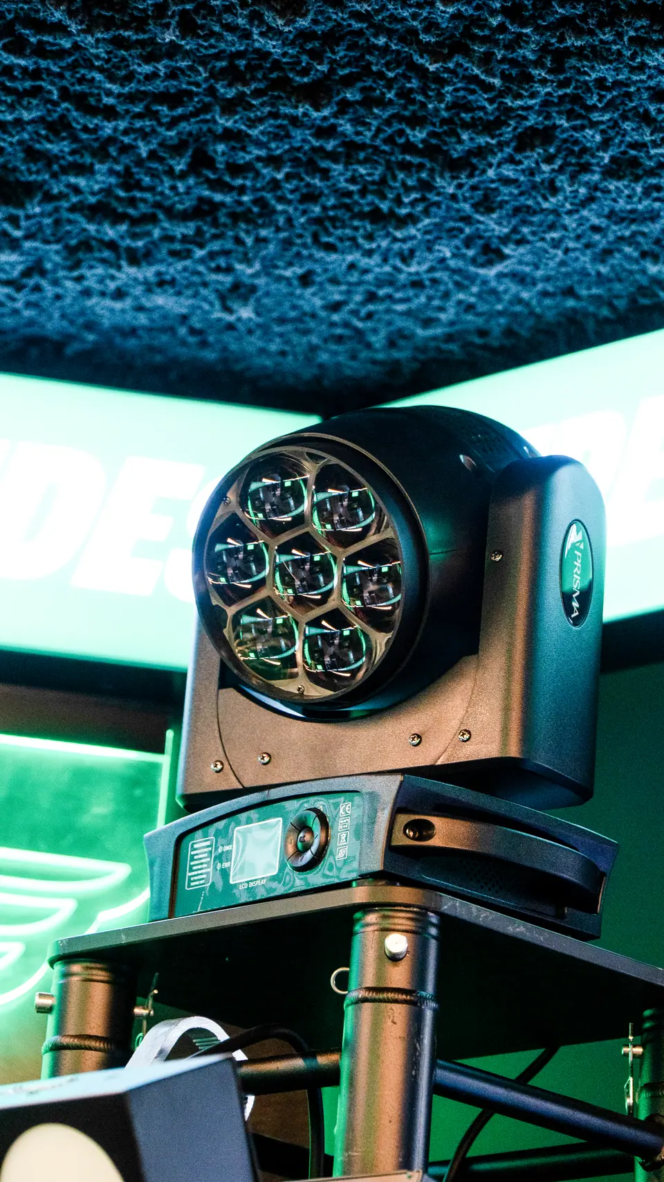 Equipo técnico profesional de sonido con elementos verdes de WingStop integrados