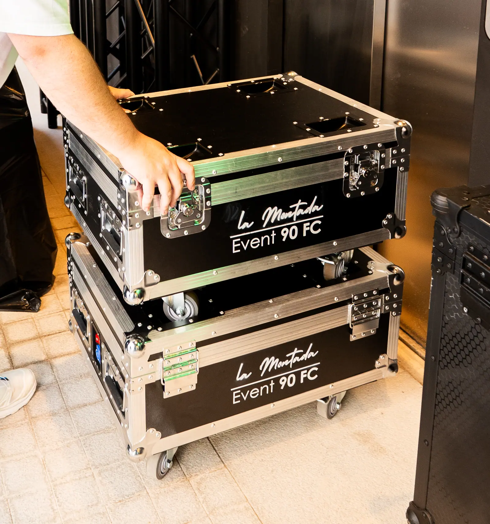 Flightcases de La Montada con el equipo de sonido e iluminación del evento