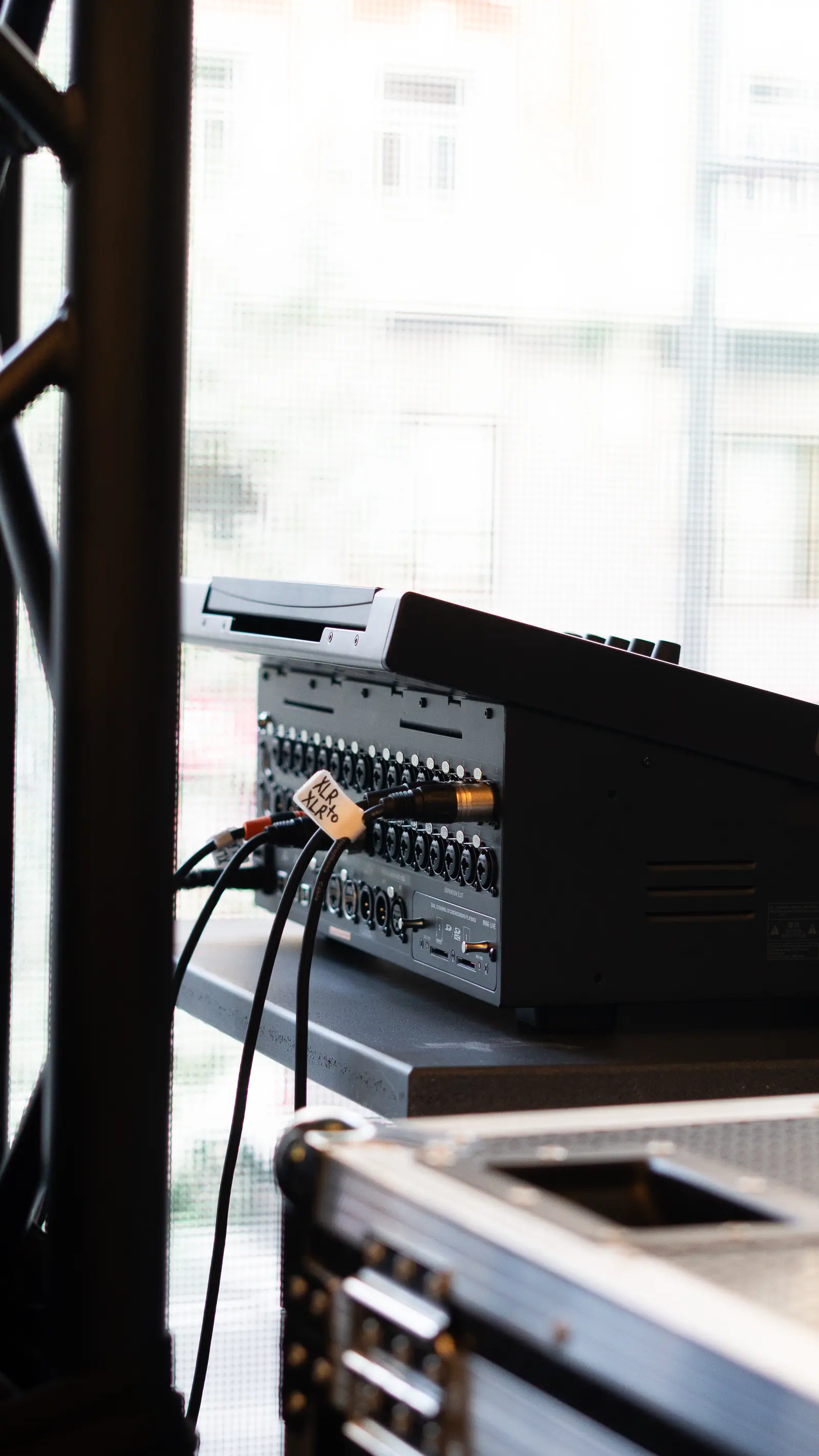 Rack de equipamiento de sonido profesional La Montada en control de evento