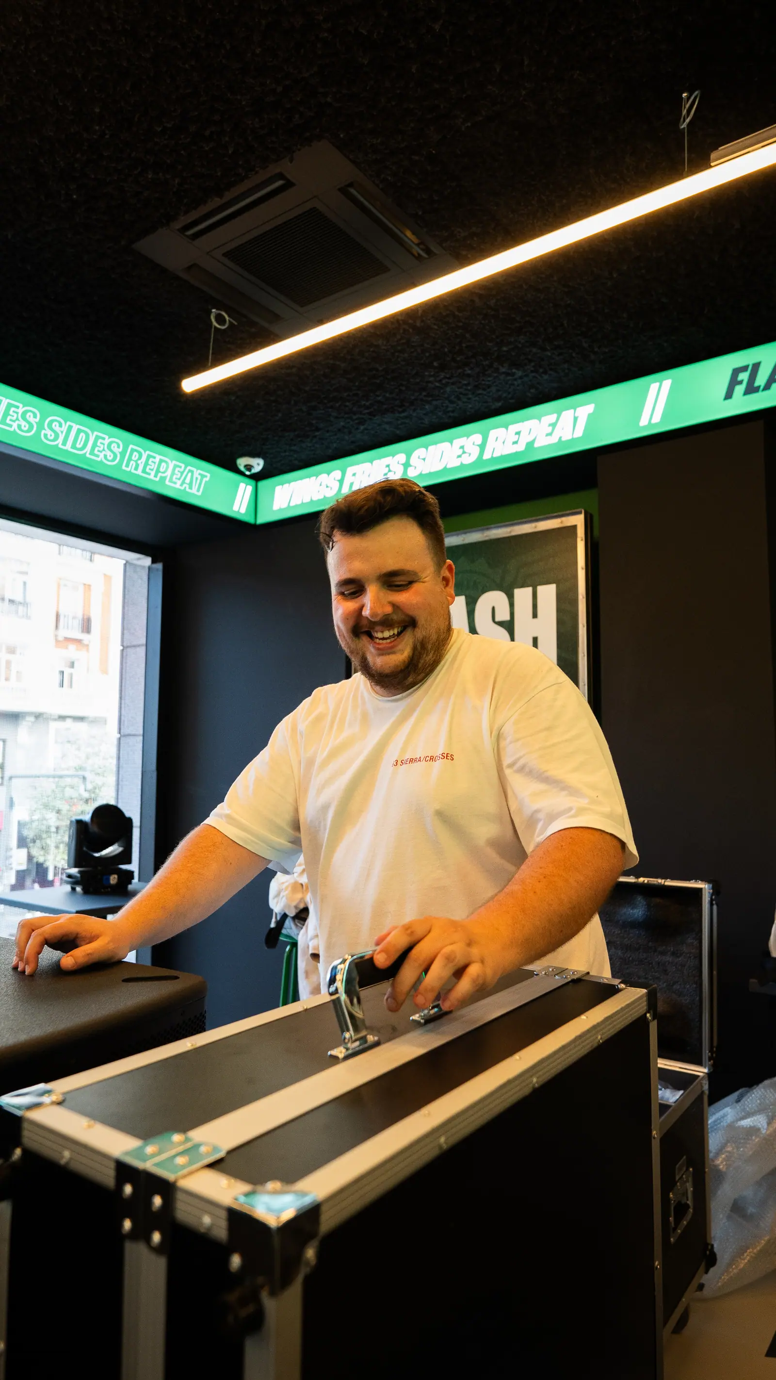 Técnico en estación de marca WingStop con iluminación profesional de escena