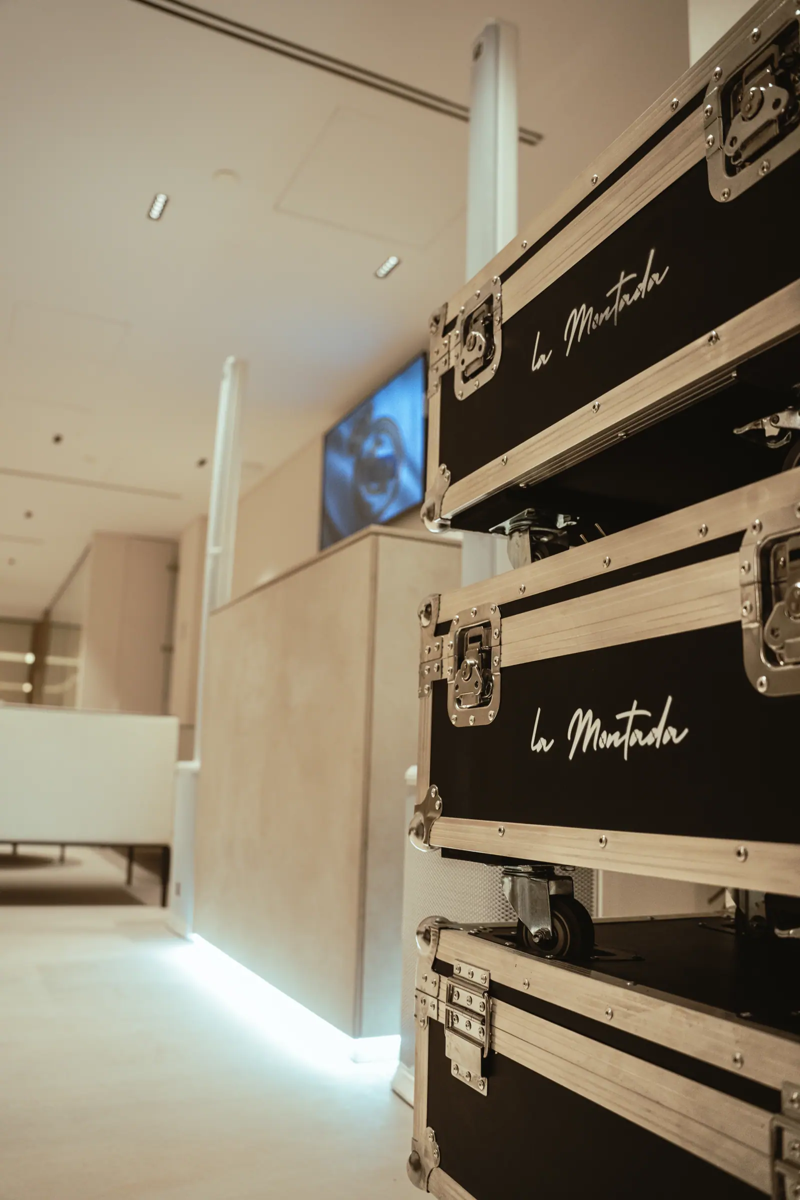 Equipamiento de DJ con branding de La Montada visible en consola de sonido profesional