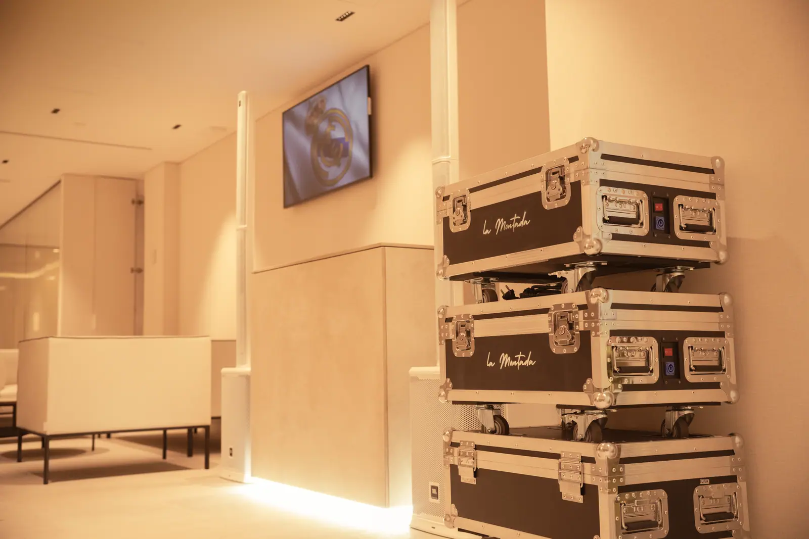 Pilas de maletas de equipo profesional de sonido e iluminación apiladas en escenario