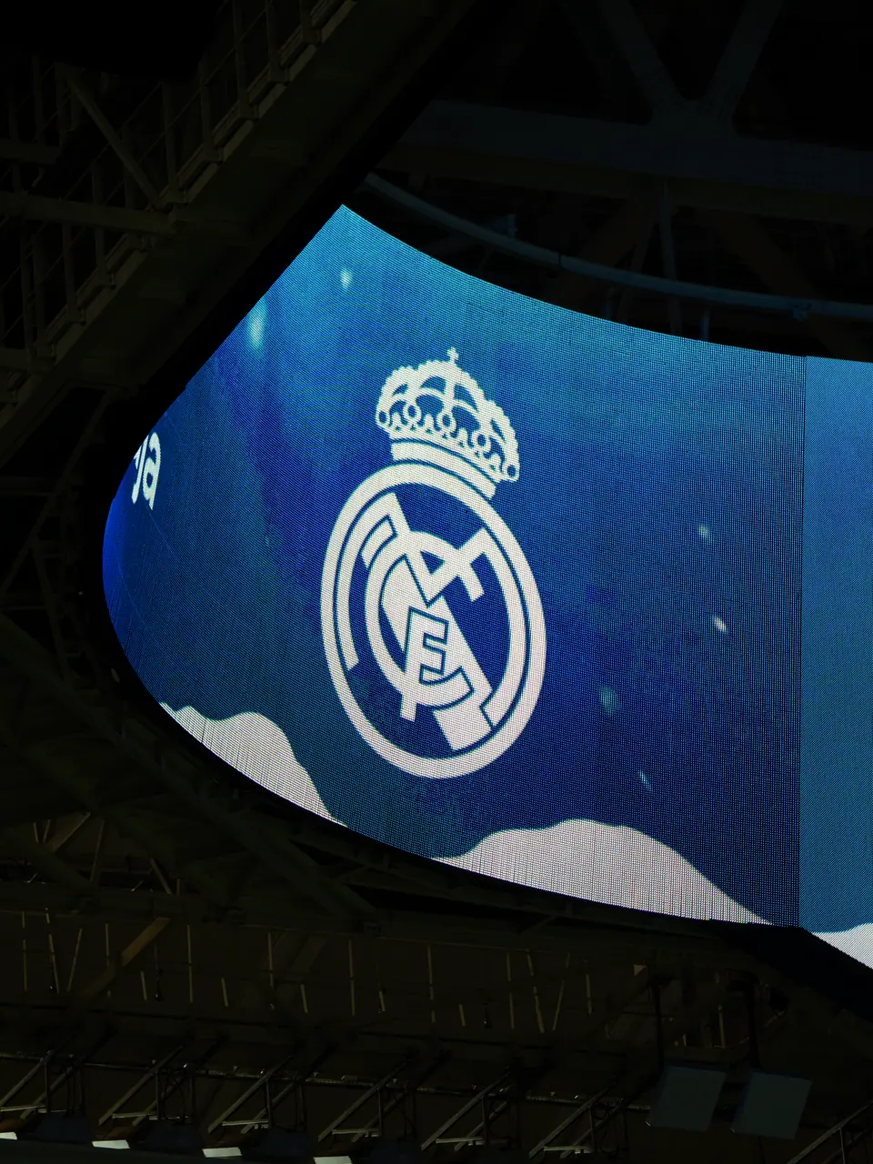 Escudo de Real Madrid proyectado en pantalla LED, branding corporativo del evento Navidad 2025.