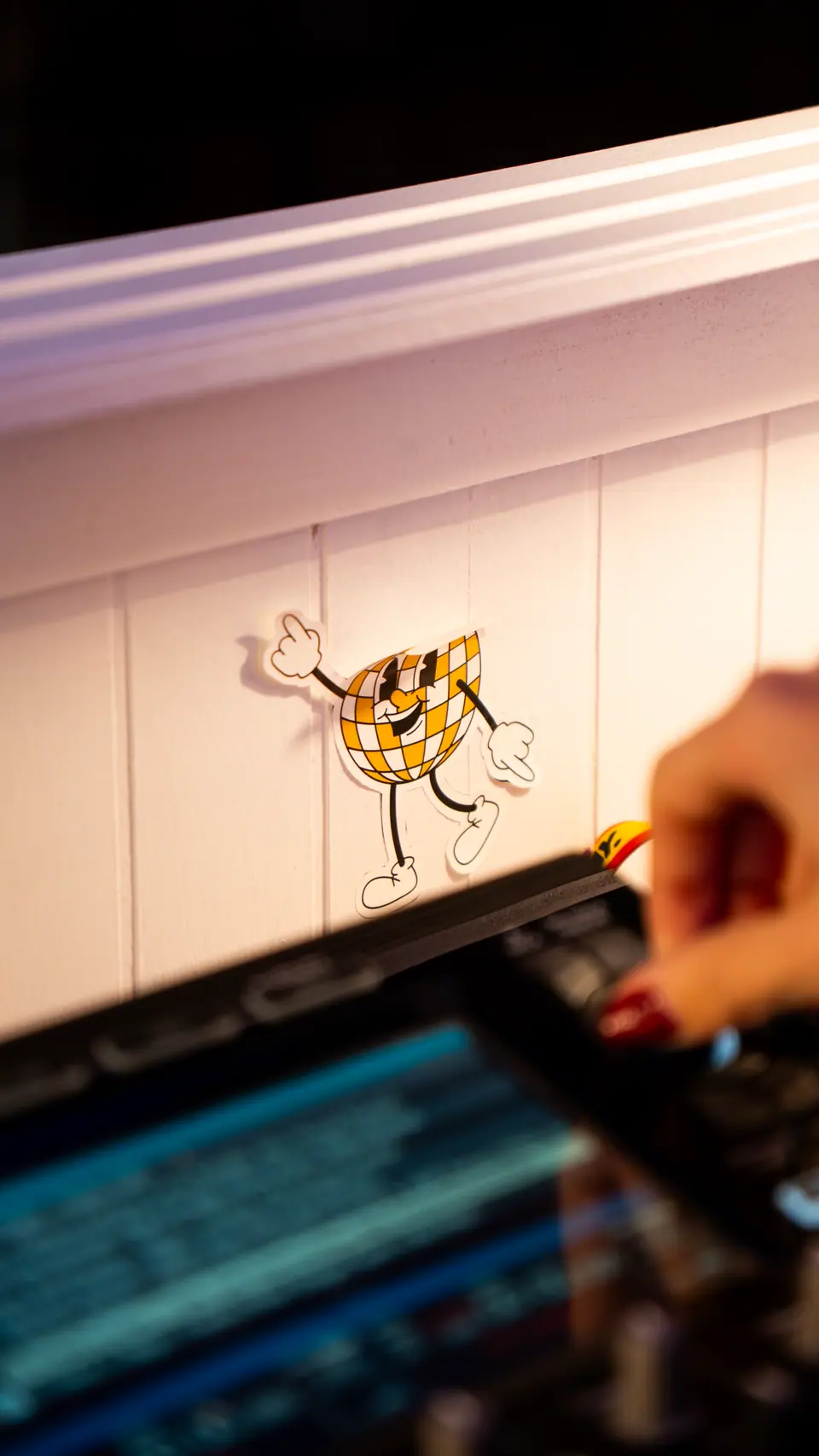 Figura de mascota con branding corporativo, elemento decorativo de la producción del evento.